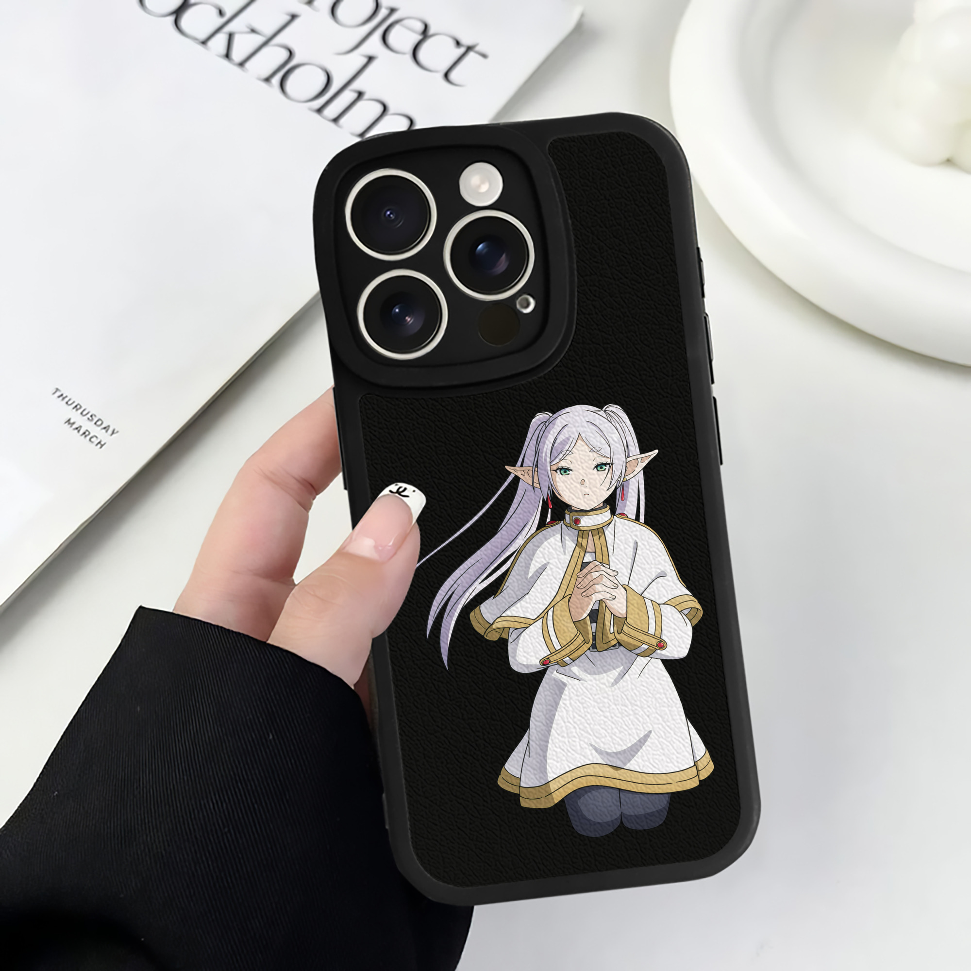 （画像用） 葬送のフリーレン Frieren 【iPhone 16シリーズ対応】シリコンスマホケース（レザー調） 材質：シリコン